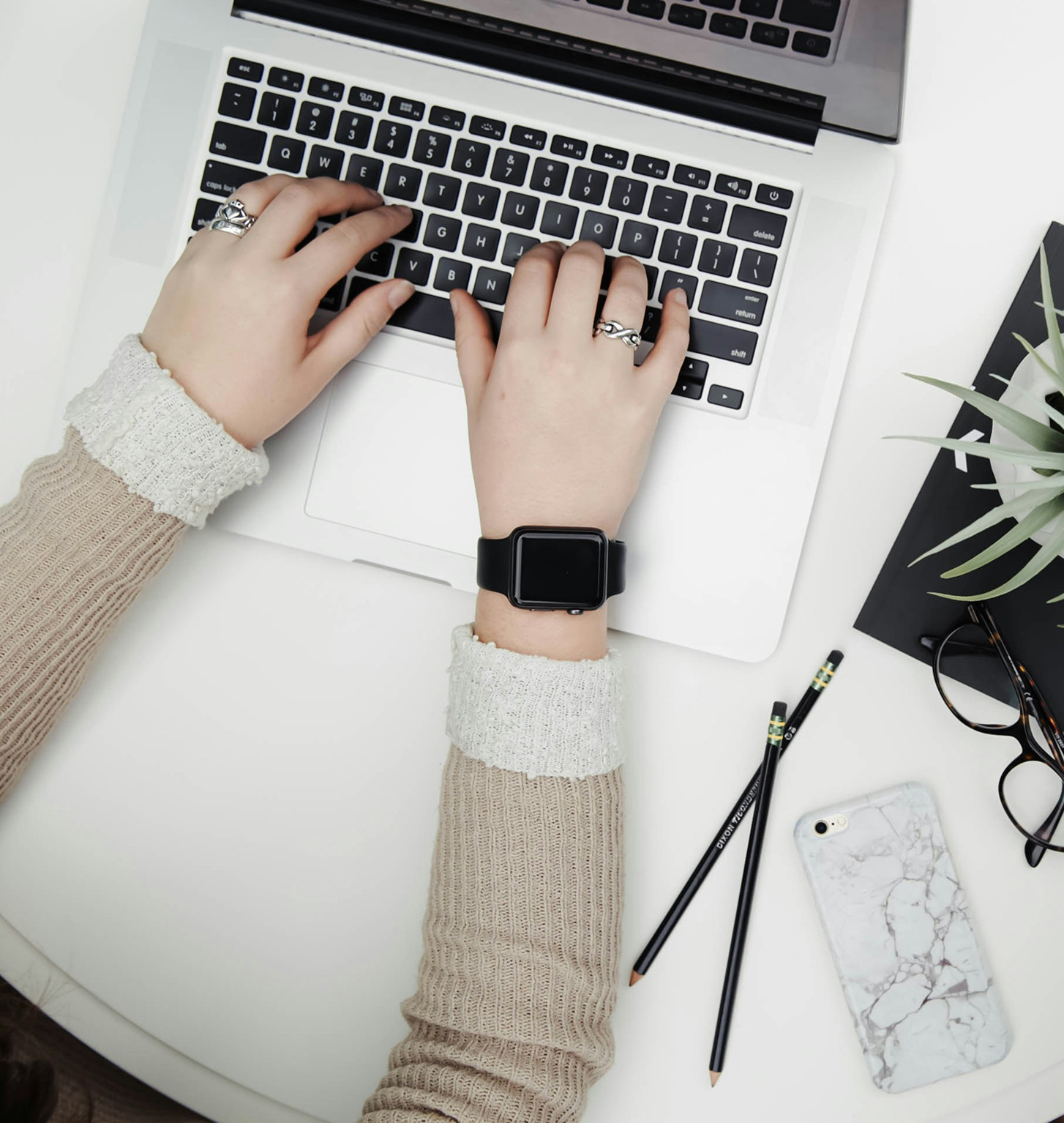 Persona escribiendo en laptop